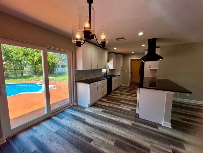 Building Photo - 316 NW Avens St