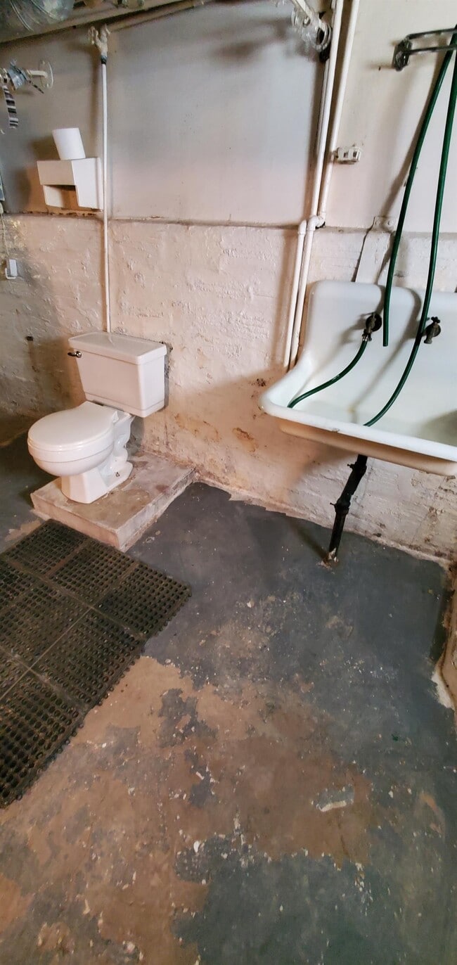 Building Photo - 947 Center Point Rd NE