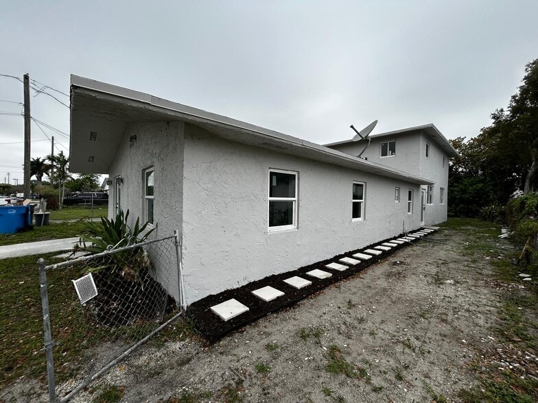 Building Photo - 4429 SW 21st St