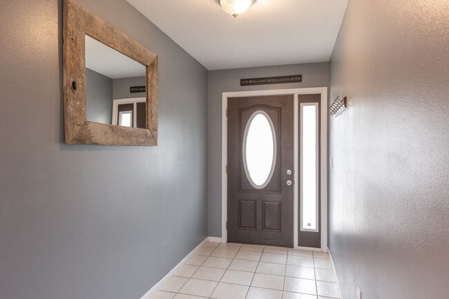 Building Photo - 3bd/2ba home available in November