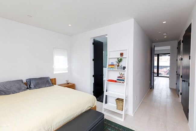 Building Photo - Modern Penthouse in Columbia Heights