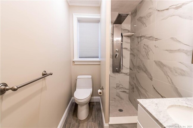 Building Photo - 140 Woodside Green