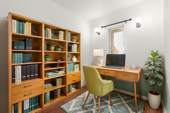 Building Photo - (Ellie:B) 900-902 Havenhurst Drive &amp; 8117 Willoughby Avenue