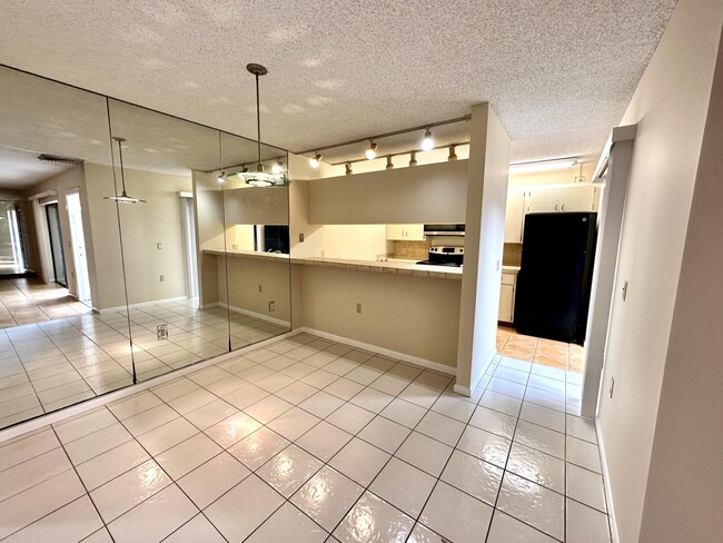 Building Photo - 805 8th Way