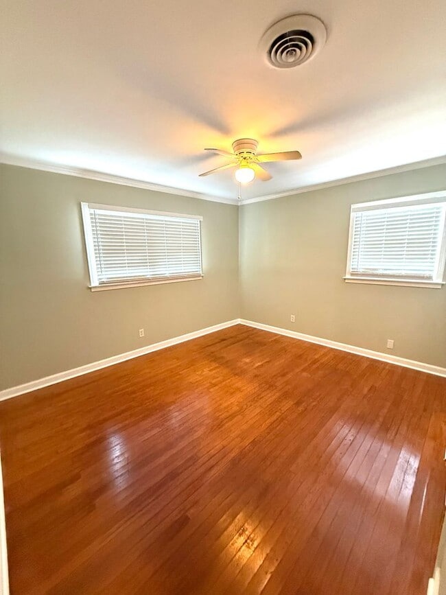 Building Photo - ** 3 Bed 1 Bath located in Hillwood Club o...