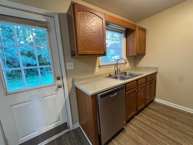 Building Photo - Cozy Single Family Home!!