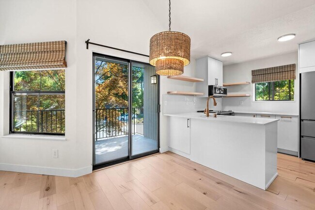 Building Photo - Stylish Lake Oswego 1 Bedroom Condo with Loft — Walk to Shops & Parks