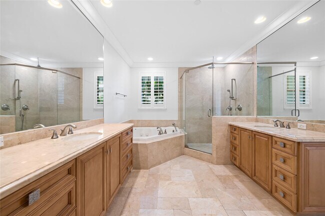 Building Photo - 218 NE 15th Ave