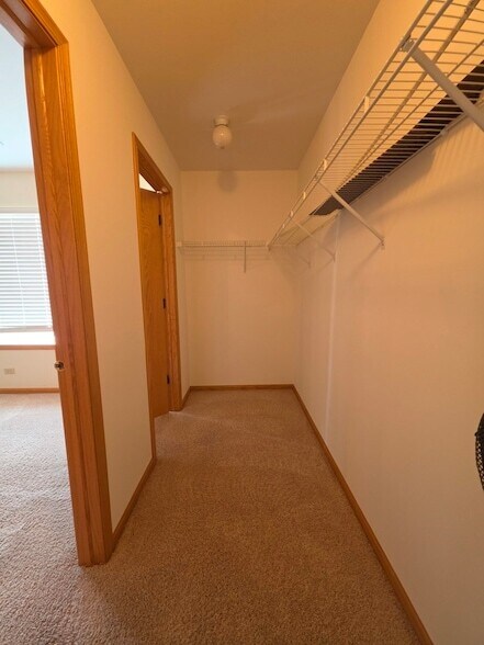 Building Photo - 10 Waverly Ct