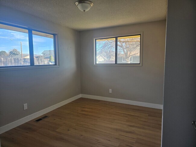 Building Photo - 3 bed / 2 bath