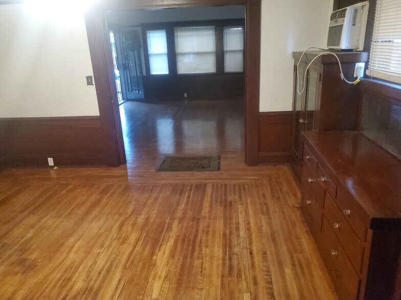 Building Photo - 1209 N San Joaquin St