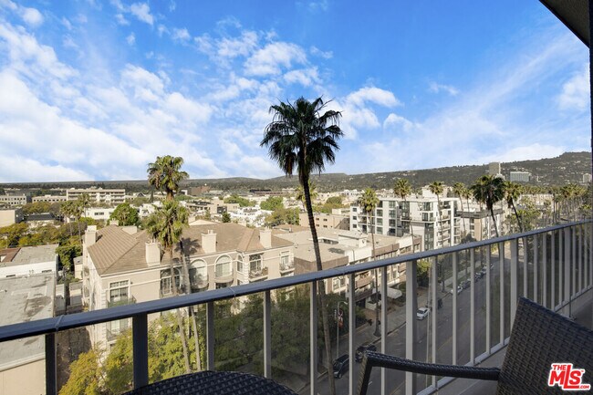 Building Photo - 100 S Doheny Dr