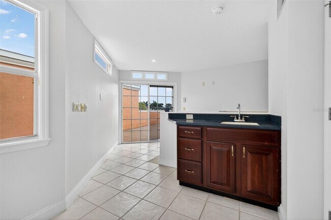 Building Photo - 922 N Shore Dr NE