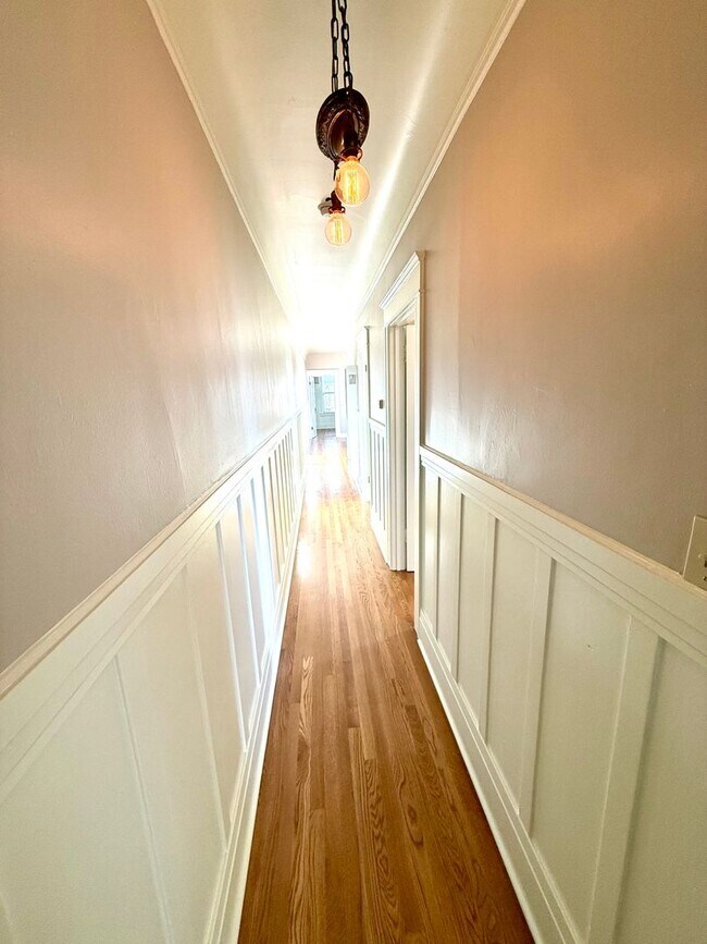 Building Photo - Charming Updated Top Floor 2BR/1BA Marina Apartment w/ Golden Gate Bridge Views! AMSI