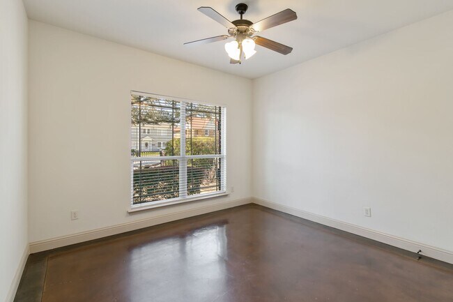 Building Photo - **MOVE IN 2026 $4000 * MOVE IN 2027 $4400 ** 4 Bed 3 Bath  6-Minute Walk to TCU Campus