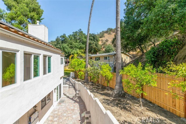 Building Photo - 2644 E Chevy Chase Dr