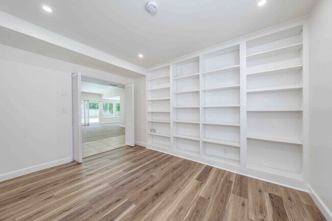 Building Photo - Spacious Elegance in the Heart of Irvine