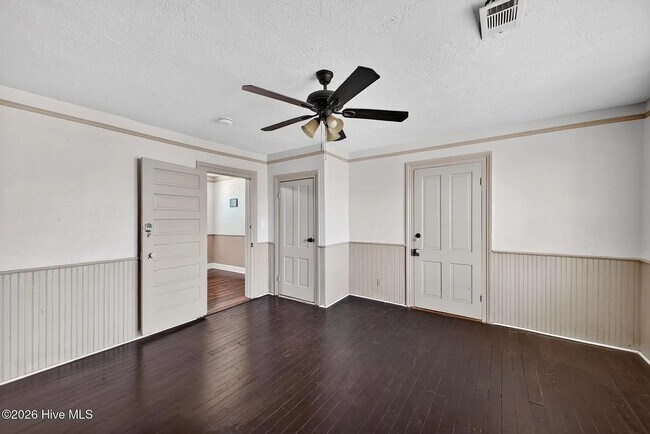 Building Photo - Ideal for Medical Professionals & Students – Spacious 5BR Near Downtown