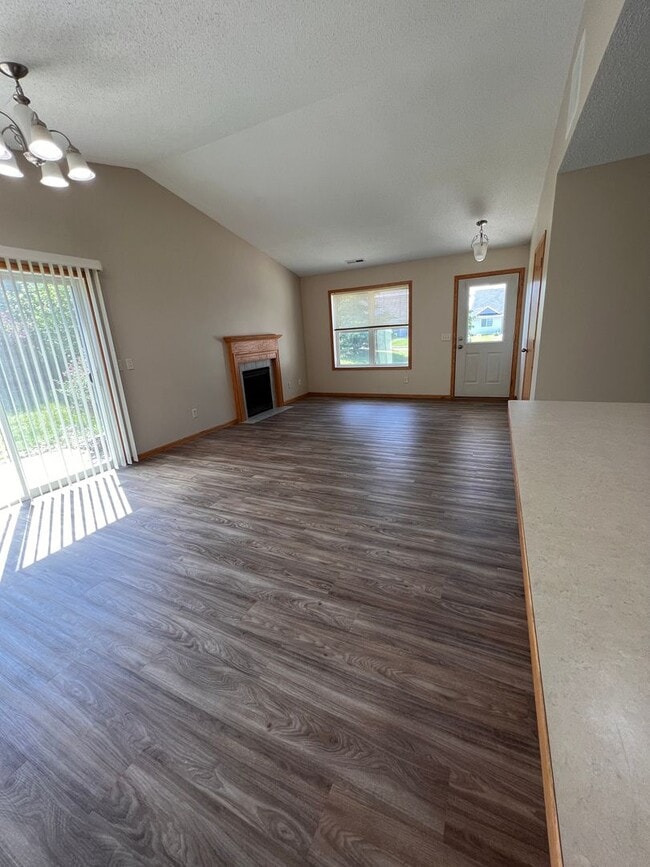 Building Photo - 938 E 6th St