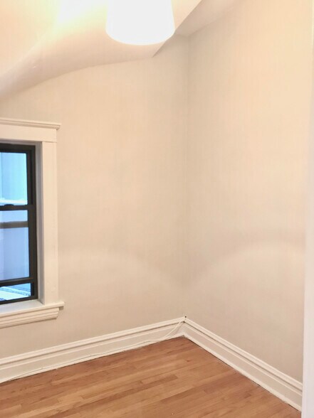Building Photo - 3447 N Marshfield Ave