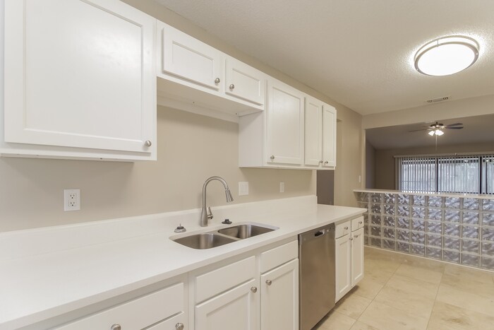 Building Photo - 468 Holbrook Cir