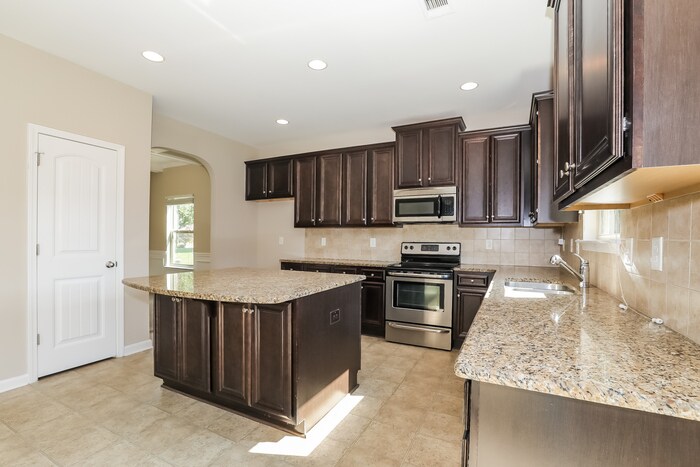 Building Photo - 110 Trevers Lake Dr