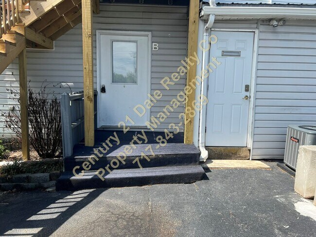 Building Photo - Very Spacious First Floor 2 Bedroom in Dov...