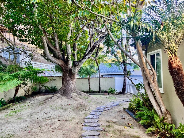 Building Photo - 5518 Riviera Way