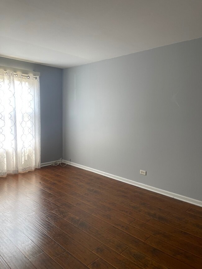 Building Photo - 423 James Ct