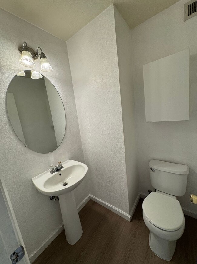 Building Photo - Gated Community Home in Cul-De-Sac