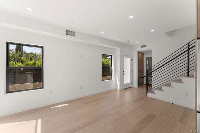 Building Photo - 2155 Glenada Ave