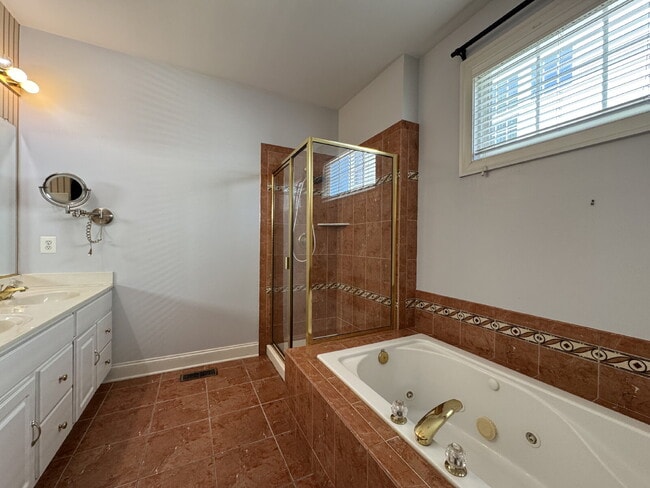 Building Photo - Spacious Elegance in Gated Piedmont!