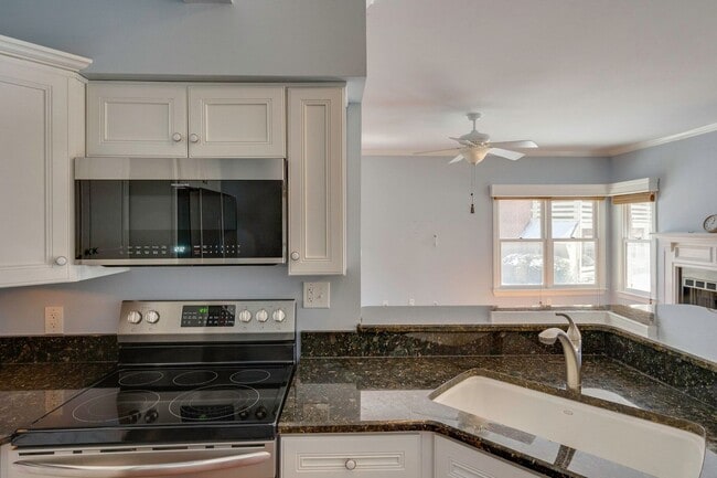Building Photo - Spacious 2BR/2BA End Unit Condo in Desirab...