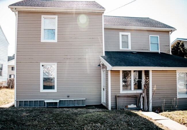 Building Photo - 253 E Main St