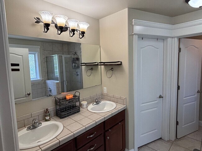 Building Photo - 4 bed 3 Home in Coveted West End Neighborhood