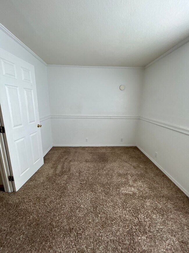 Building Photo - 365 NE Loper Ave