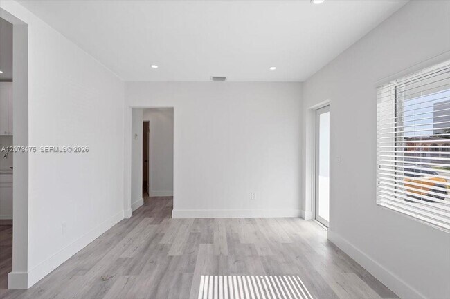 Building Photo - 449 E 10th St