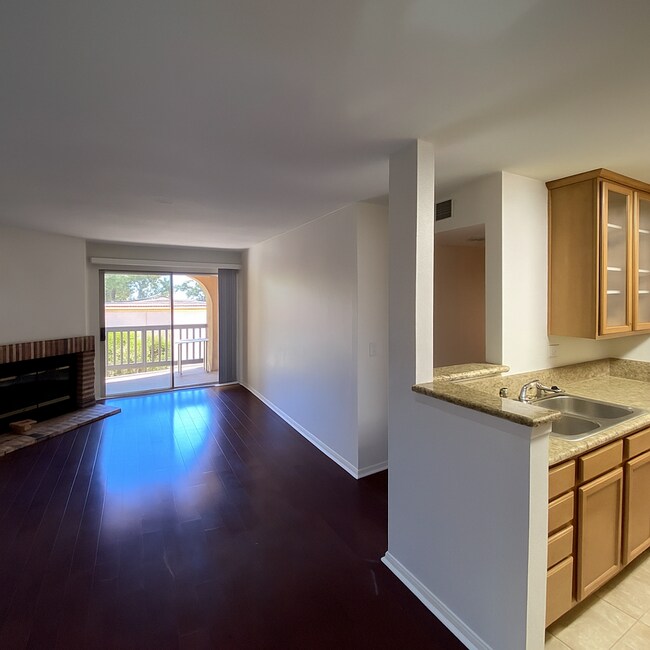 Building Photo - Awesome Condo - Complex W/ Pool, Gym & BBQ...