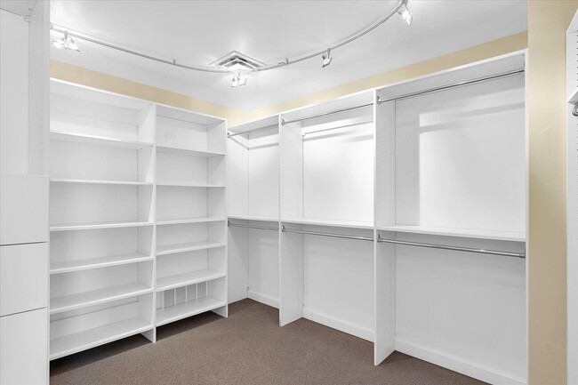 Building Photo - 3,400 SQFT CONDO IN DOWNTOWN CHAMPAIGN W/ ...