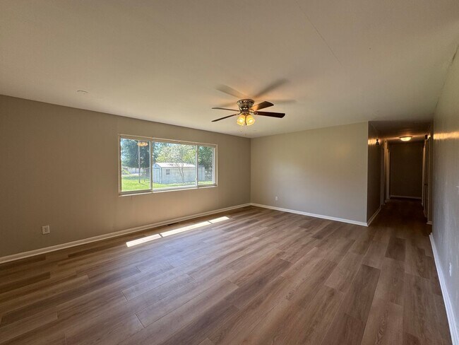 Building Photo - 3 Bedroom, 2 Bath home in Live Oak