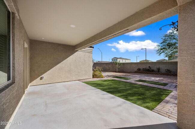 Building Photo - 31027 W Mulberry Dr