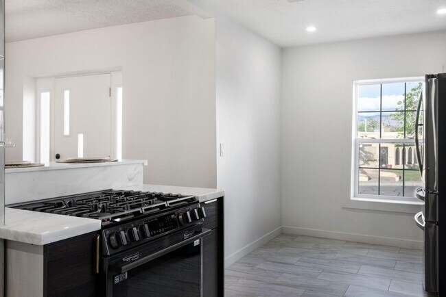 Building Photo - 219 Solano Dr SE