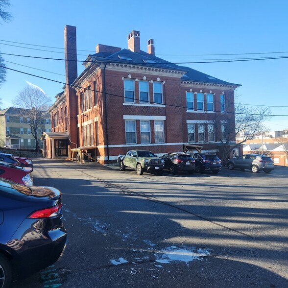 Building Photo - 926 Southbridge St