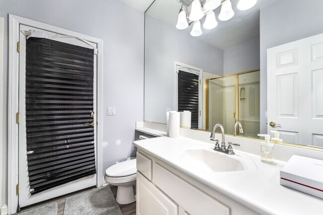 Building Photo - Luxury Living in Guard-Gated Royal Highlands!