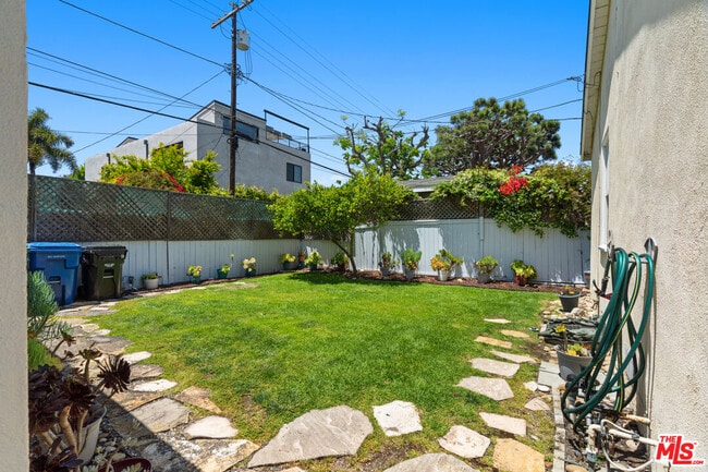 Building Photo - 2421 Cloy Ave