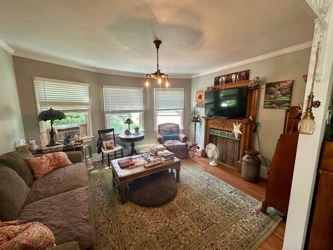 Building Photo - Completely Remodeled, Charming Victorian i...
