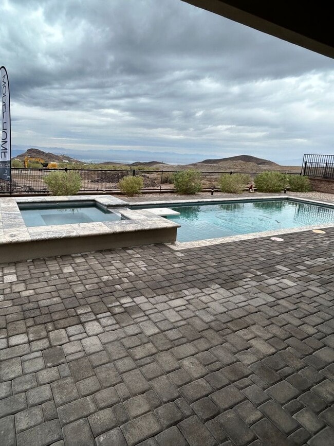 Building Photo - Beautiful Furnished Pool Home!