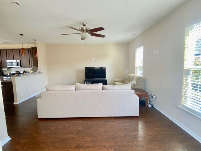 Building Photo - 4BD/3.5BA Gorgeous End Unit Townhouse with...