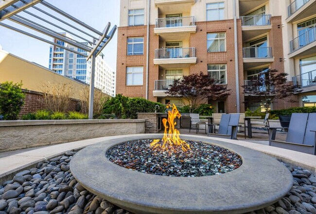 Building Photo - 425 W 5th St