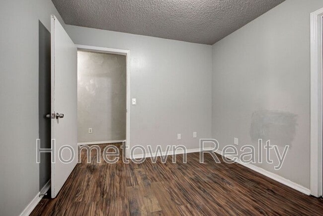 Building Photo - 605 W Clarke St